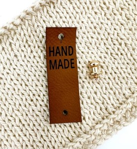 metka z ekoskóry handmade ze skręcanym nitem