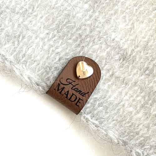 długa, składana metka "Handmade" z ekoskóry z nitem w kształcie serca