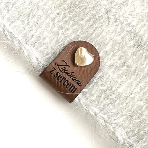 naszywka z ekoskóry z nitem w kształcie serca i napisem "Zrobione z sercem"