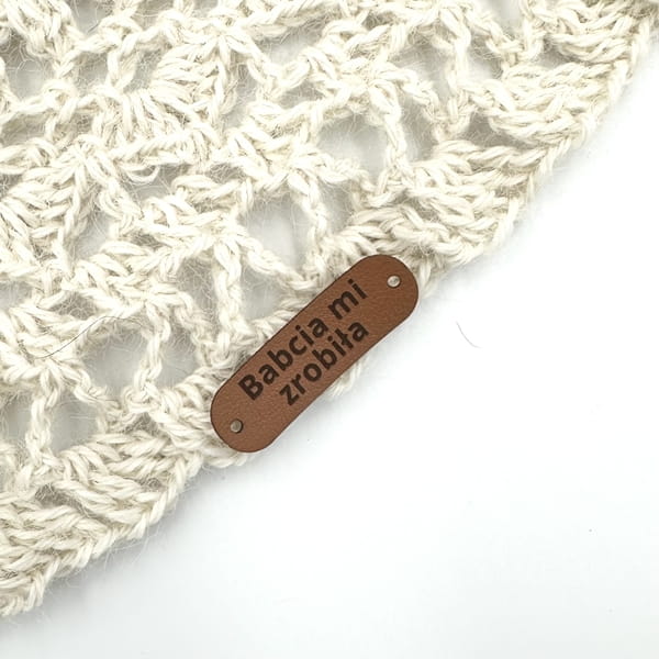 metka z ekoskóry, naszywka z napisem: babcia mi zrobiła