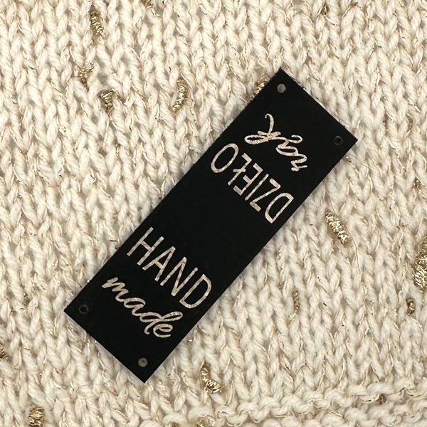 długa metka handmade/dzieło rąk odwrócona do wywijanych czapek