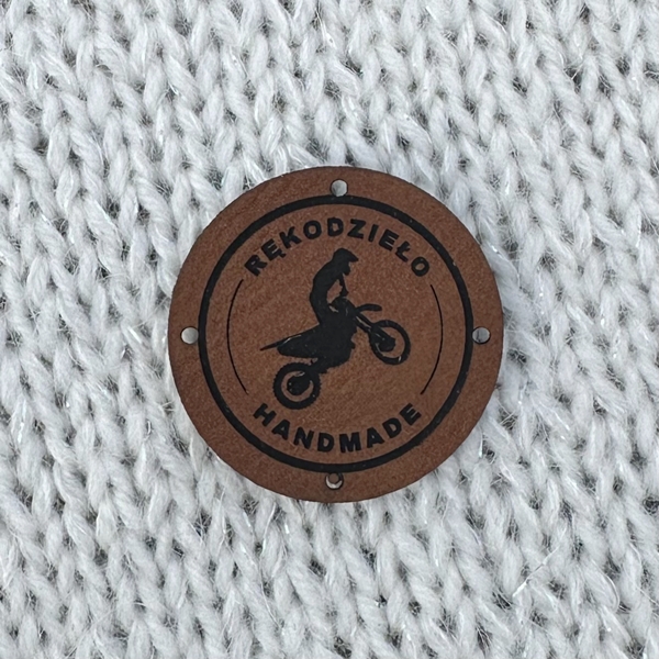 metka z ekoskóry handmade z motocyklistą / motorem - dziergaweczki sklep