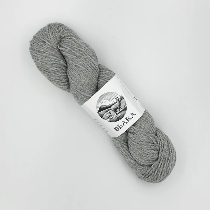 Włóczka z irlandzkiej wełny przędzona w Donegal Yarns - Beara Tweed Hey Mama Wolf